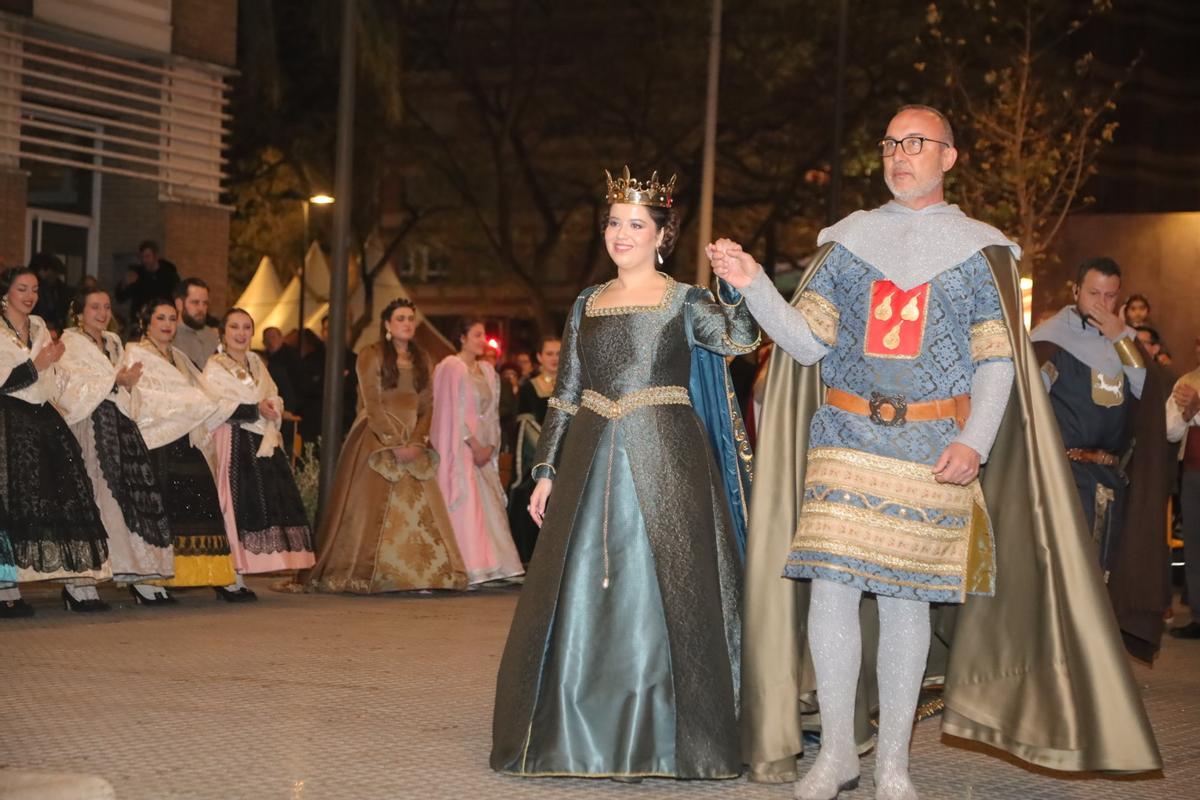 Victoria Arcos, la joven castellonenses que representa a Na Violant d'Hongria en 2026 en el seno de la Germandat dels Cavallers de la Conquesta, junto al prohom, Héctor Prades.