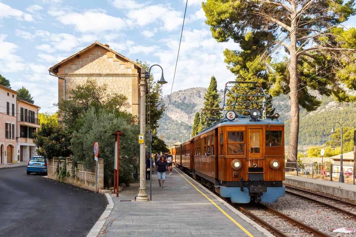 El tren de Sóller a su parada en Bunyola
