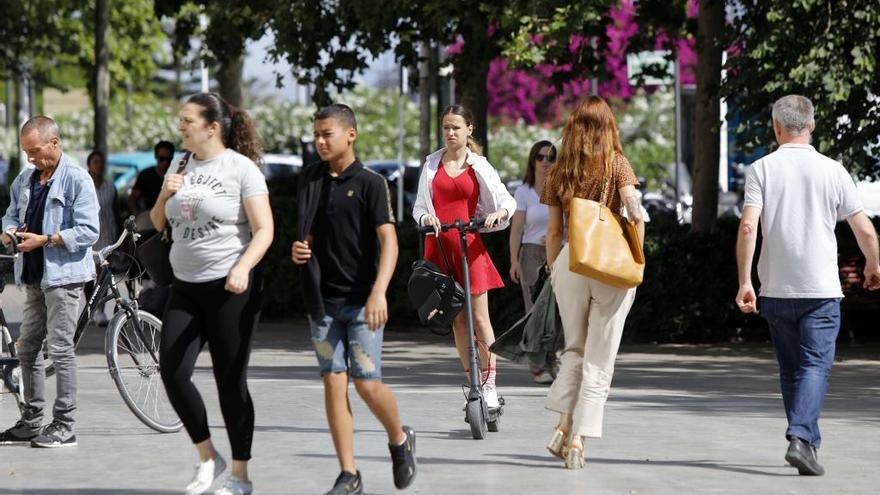 Una usuaria de patinete eléctrico