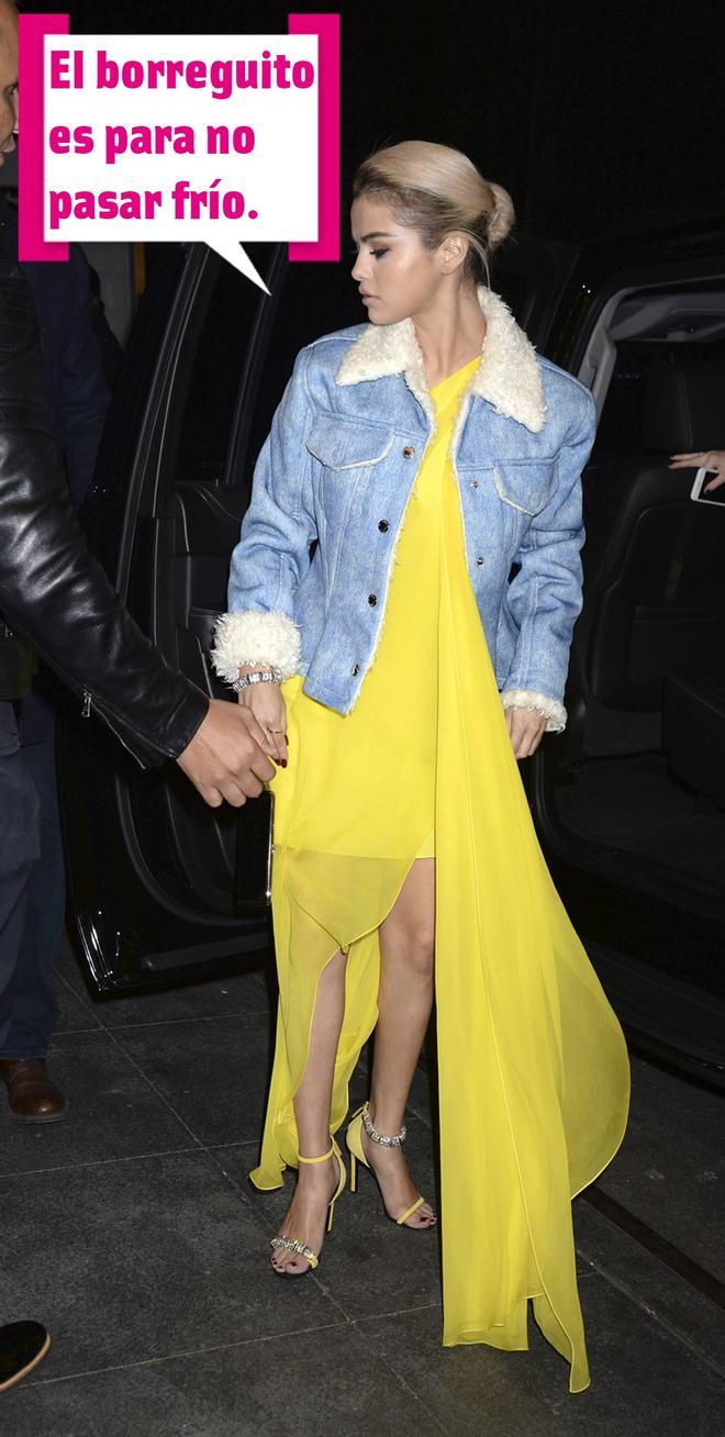 Selena Gomez con su pelo rubio recogido y el vestido amarillo
