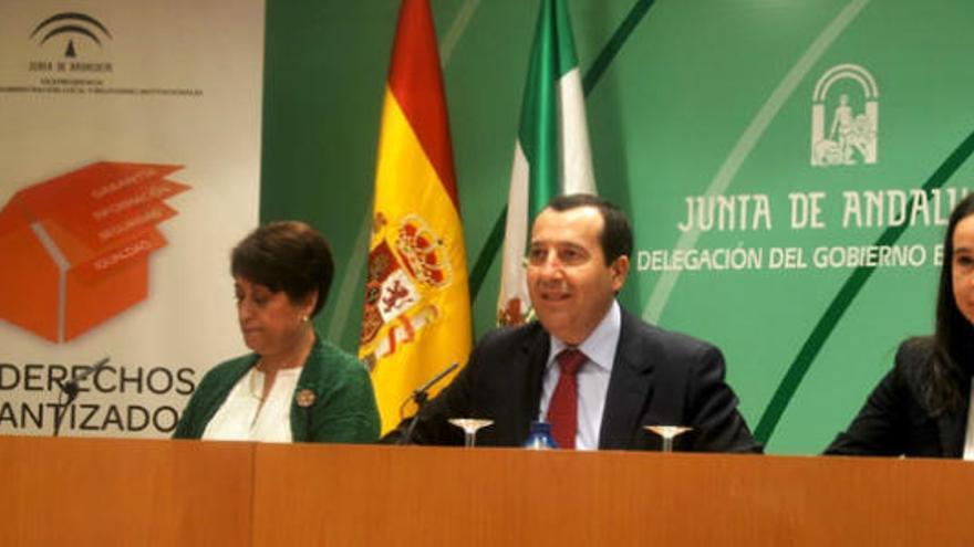 La Junta de Andalucía presentó ayer en Málaga una campaña para informar a los ciudadanos sobre los pormenores de la futura ley de protección en la contratación hipotecaria, que se encuentra en trámite de audiencia.