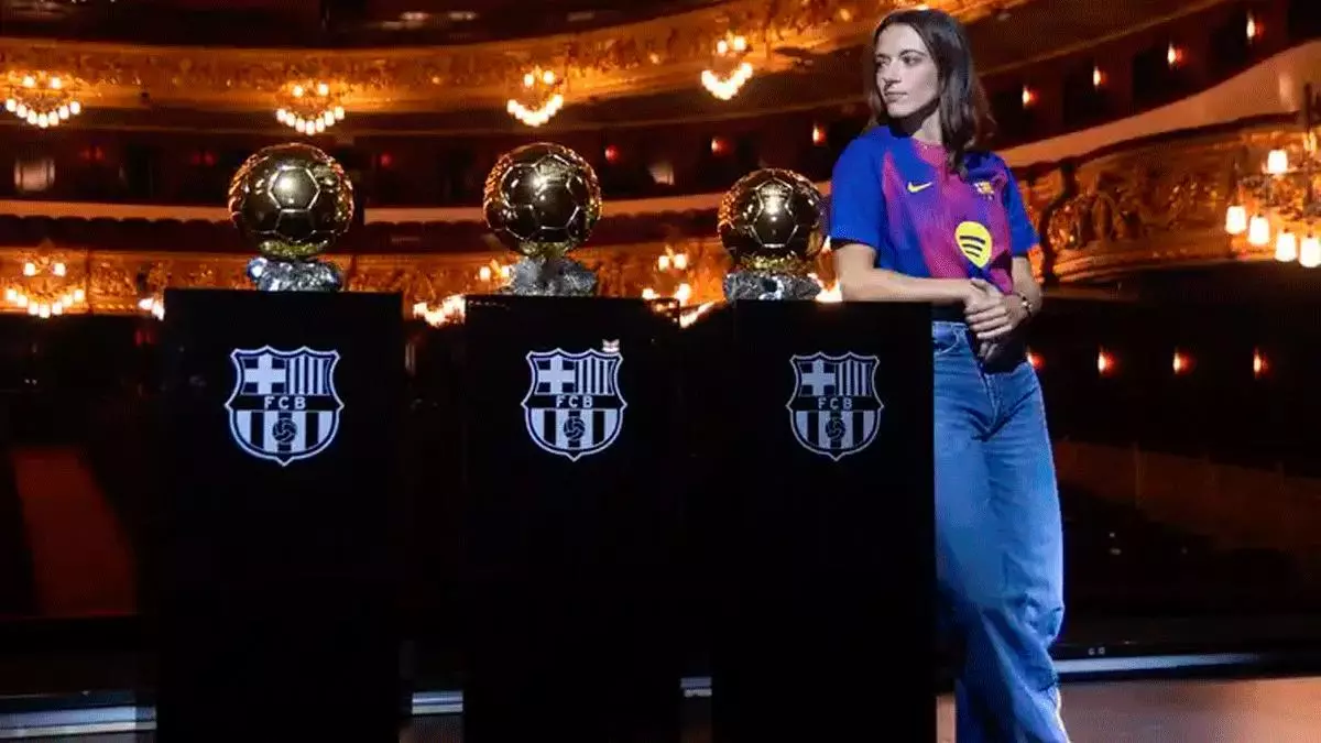 Aitana posa con los tres Balones de Oro
