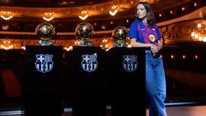 Aitana posa con los tres Balones de Oro