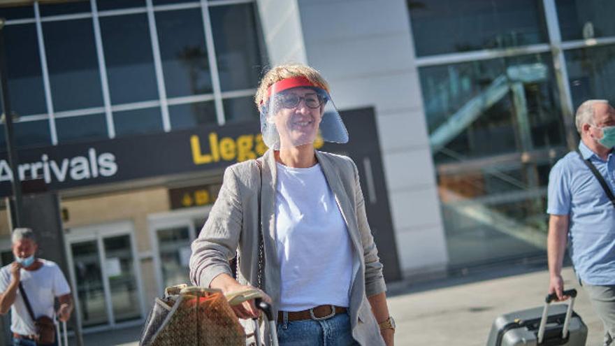 Una de las primeras visitantes que llegaron ayer al Aeropuerto Tenerife Sur tras 99 días de cero turístico.