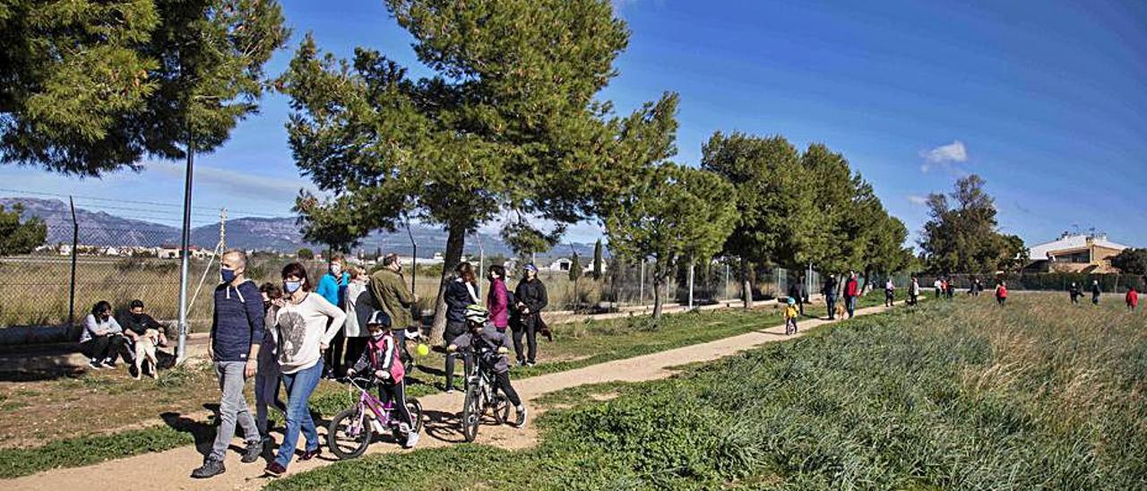 Paseo vecinal en protesta por el proyecto fotovoltaico. | GUILLEM BOSCH