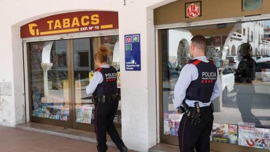 Dos agents dels Mossos d&#039;Esquadra, davant l&#039;estanc de Sant Narcís, després de l&#039;atracament.