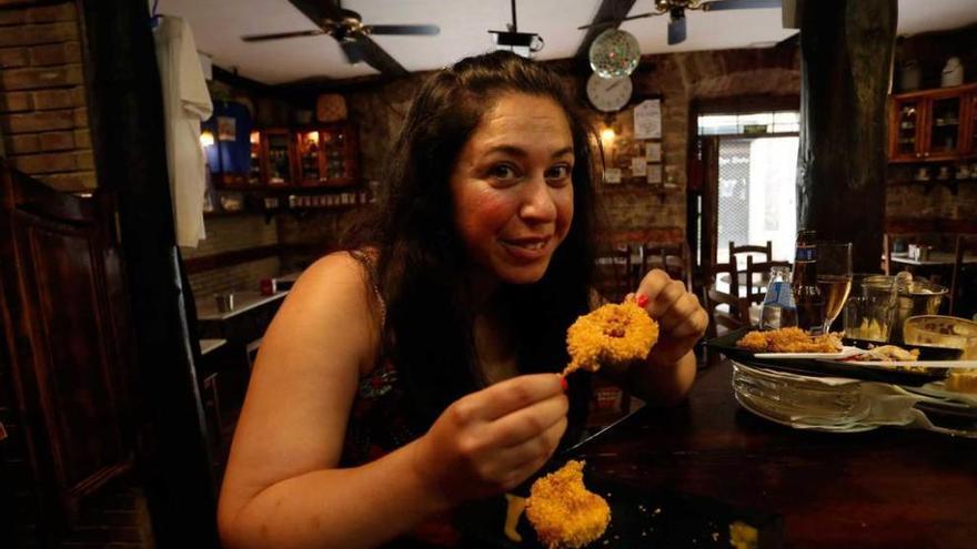 Azucena López, ayer, comiendo una tapa en El Cafetón.