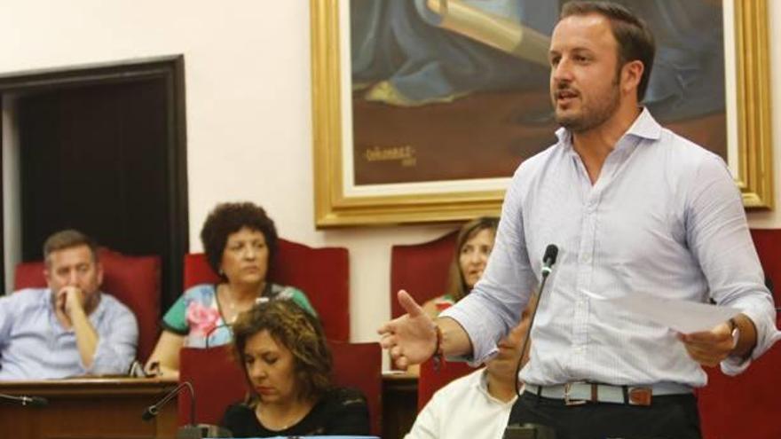 Pablo Ruz durante una intervención en el pleno, en la bancada del grupo municipal del PP.