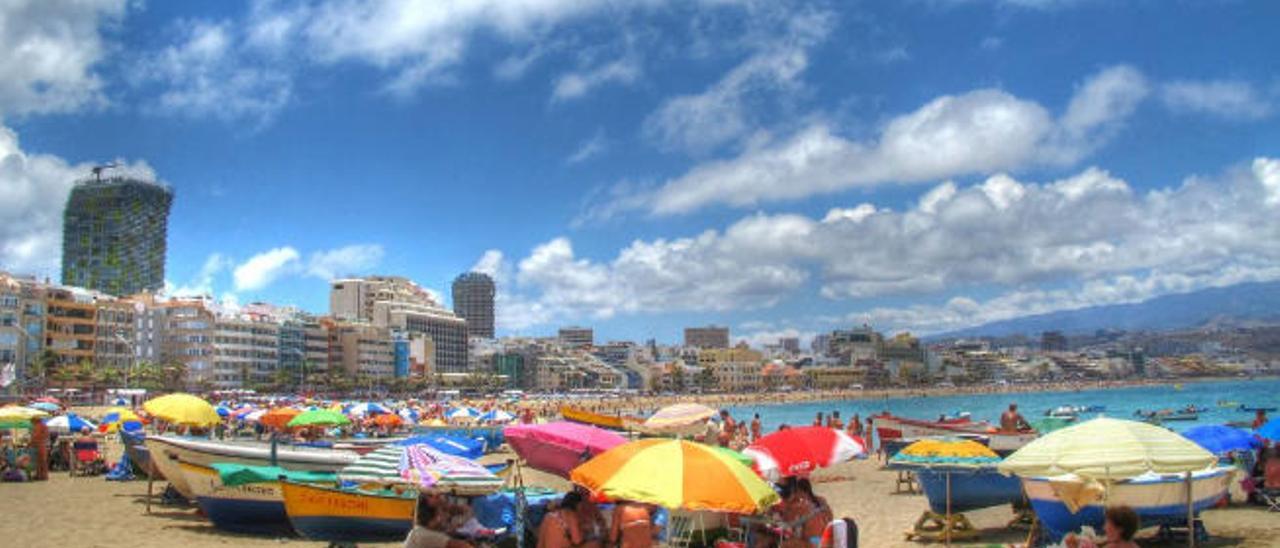 Imagen retrospectiva de una Semana Santa en Las Canteras.