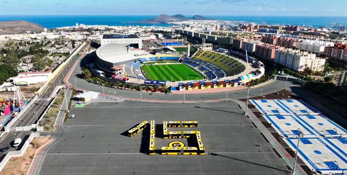 Vista aérea de las 15 guaguas nuevas durante la presentación.