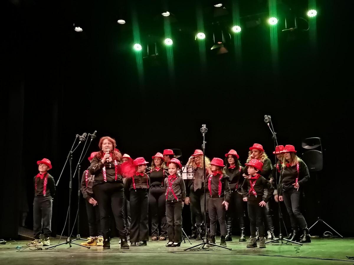 La murga D'Family presenta su espectáculo al público.