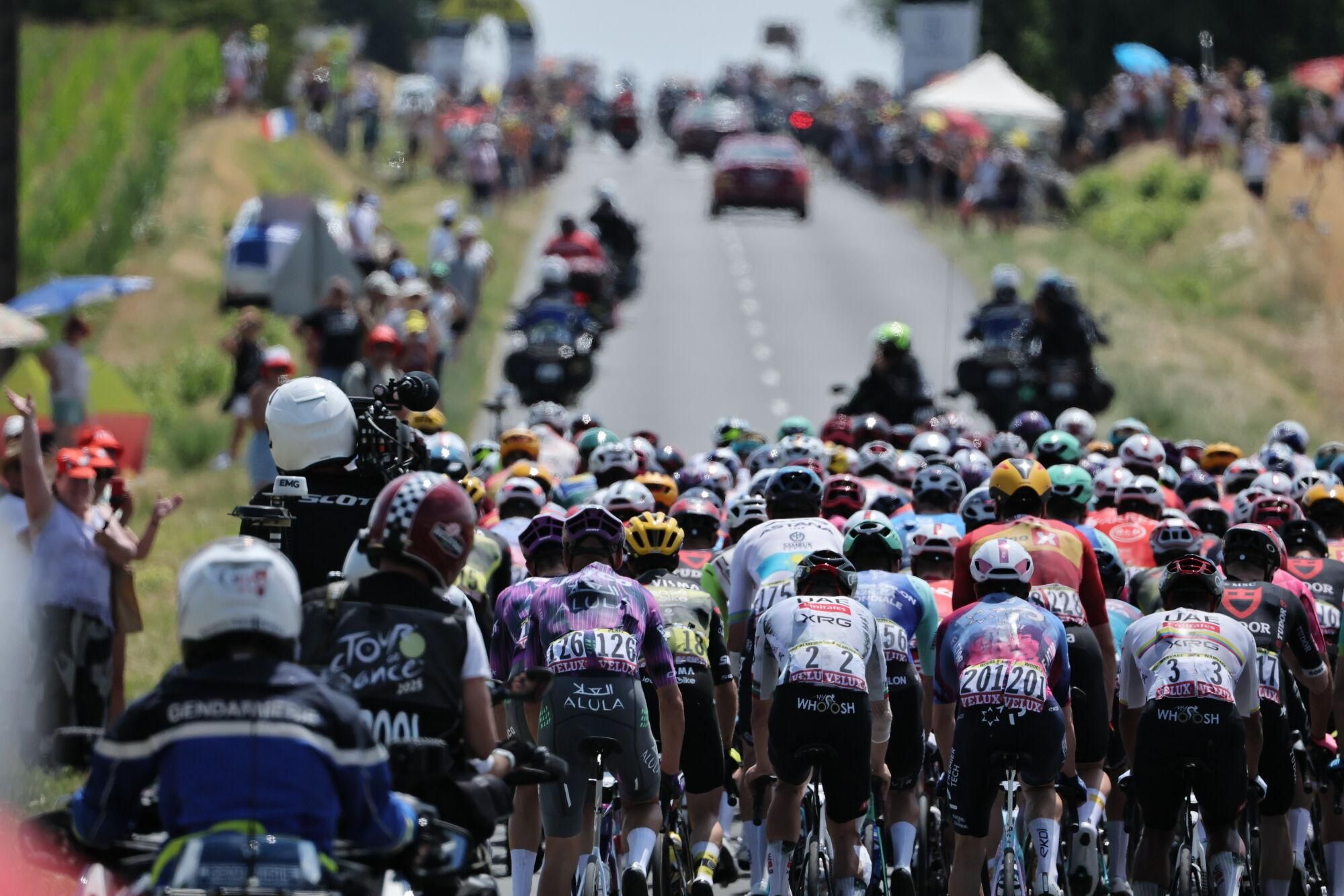 CHINON (France), 13/07/2025.- The peloton in action during the 9th stage of the Tour de France cycling race over 174.1km from Chinon to Chateauroux, France, 13 July 2025. (Ciclismo, Francia) EFE/EPA/CHRISTOPHE PETIT TESSON