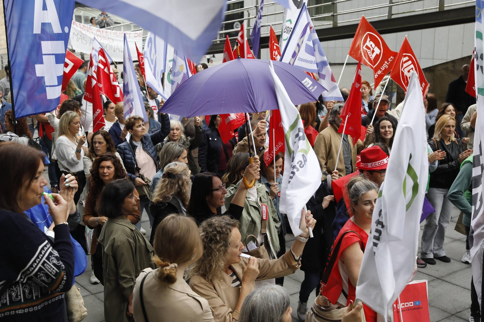 Concentración de los trabajadores del ERA para reclamar la equiparación con los servicios del Sespa