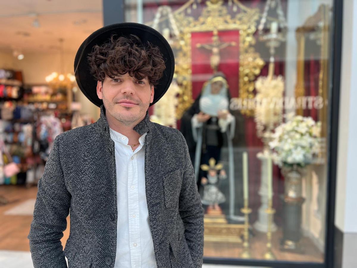 Luis Fernández, propietario de El Armario de Papy, delante del llamativo escaparate.