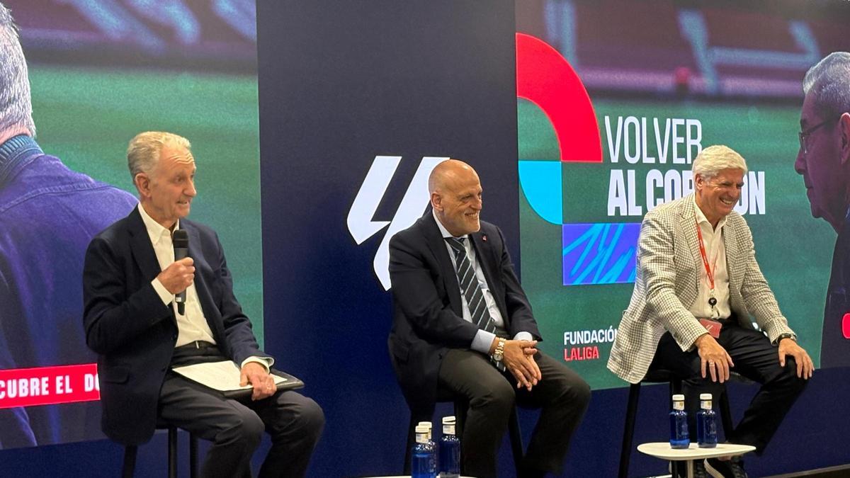 El presidente de LaLiga Javier Tebas, junto al presidente de la FEAFV Juan Mari Zorriqueta y el presidente de la Fundación LaLiga Clemente Villaverde