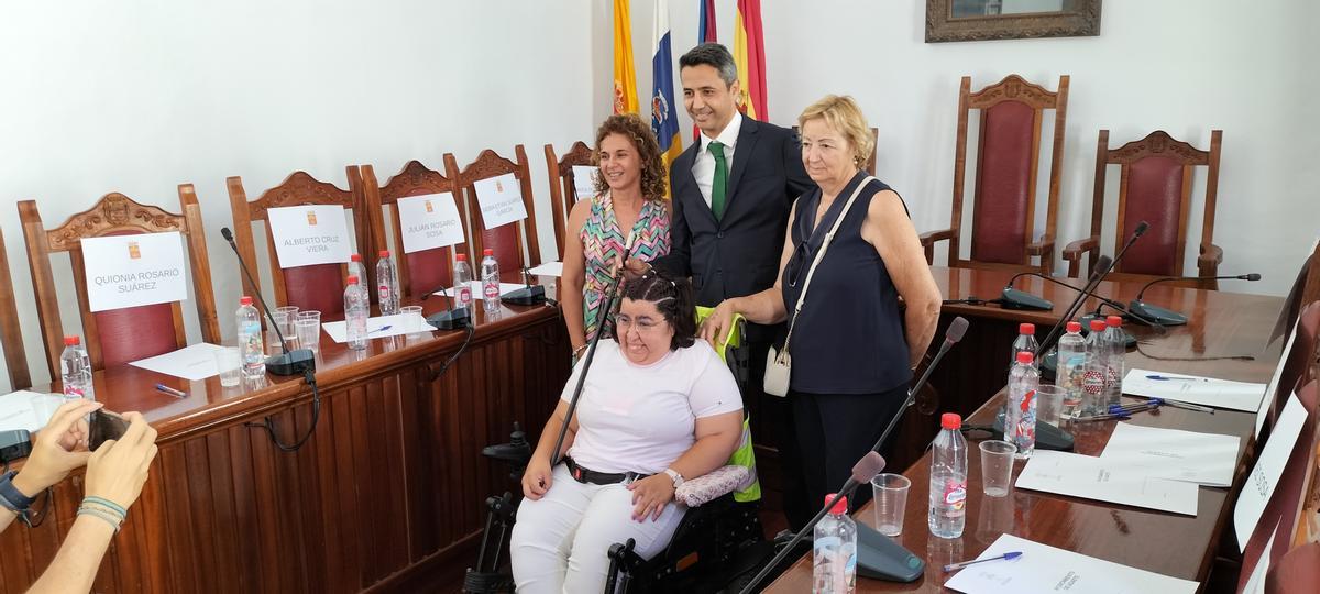 El nuevo alcalde de Agaete Jesús González junto a su mujer, su madre y su hermana tras acabar el pleno de toma de posesión.