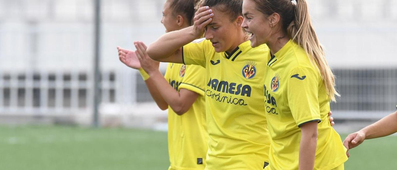 Las futbolistas amarillas celebran uno de los goles anotados ante el Rayo Vallecano en el encuentro de ayer.