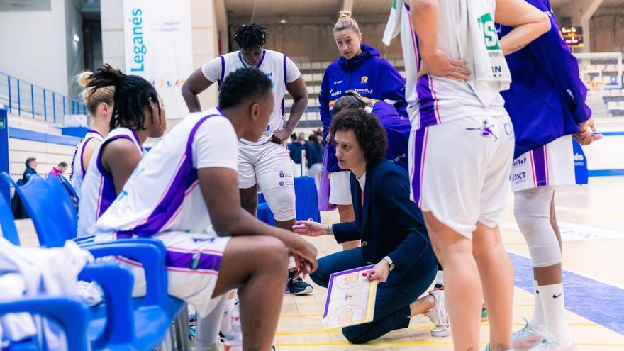 Raquel Álvarez, entrenadora del Tenerife Clarinos: &quot;En estas cinco jornadas toca disfrutar&quot;