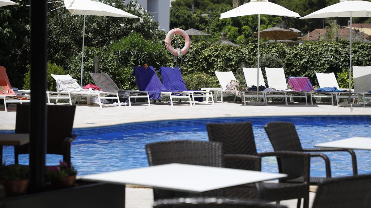 Handtücher liegen auf Sonnenliegen an einem Pool auf Mallorca.