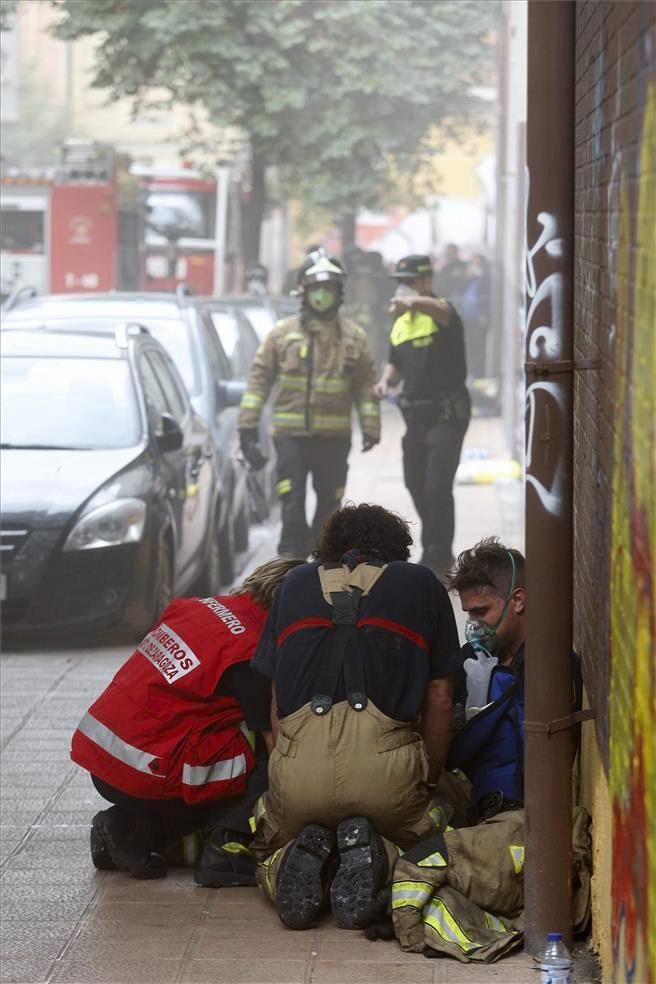 Fotogalería del incendio en la calle Universidad