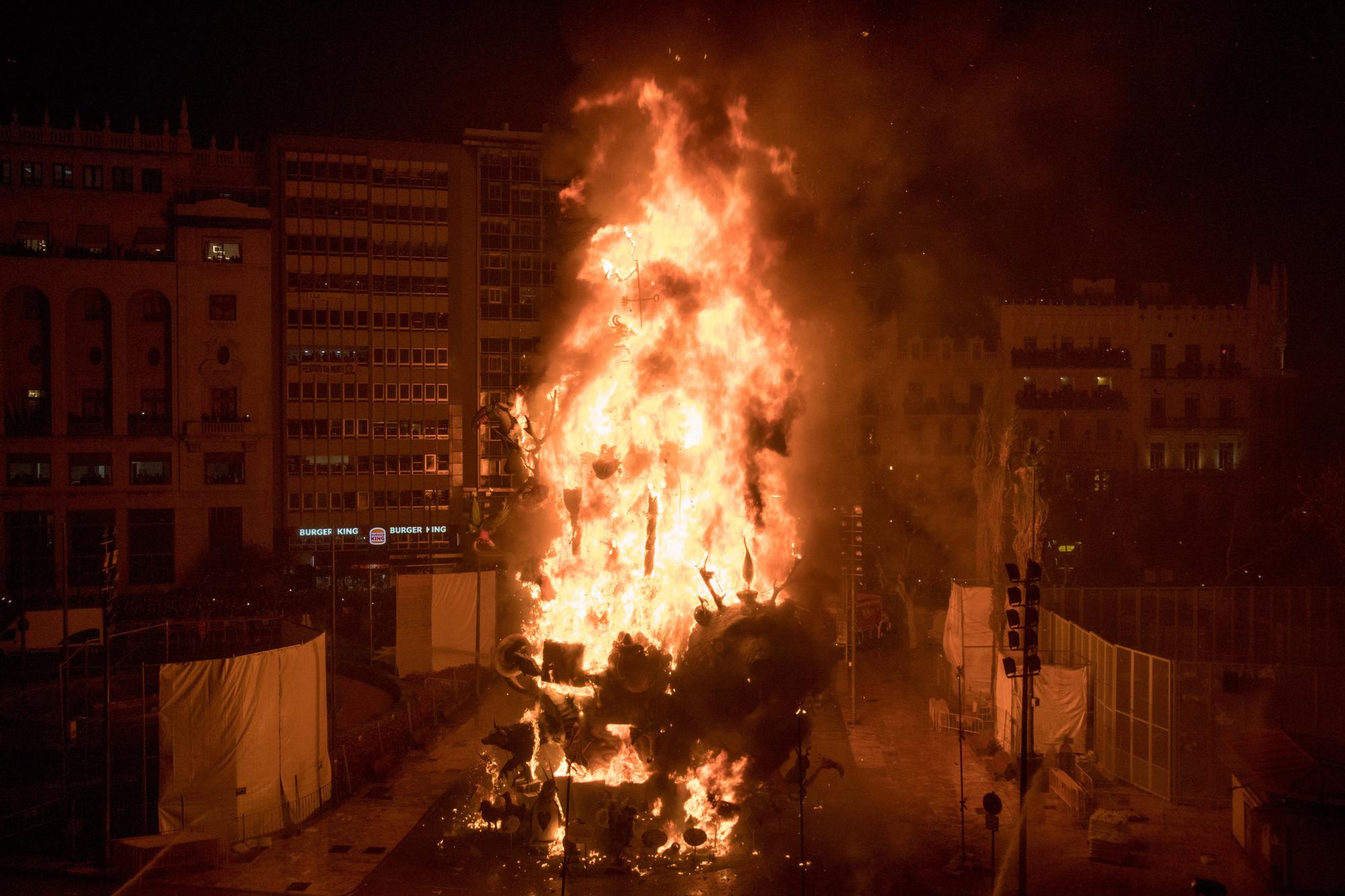 La falla municipal de València, devorada por las llamas