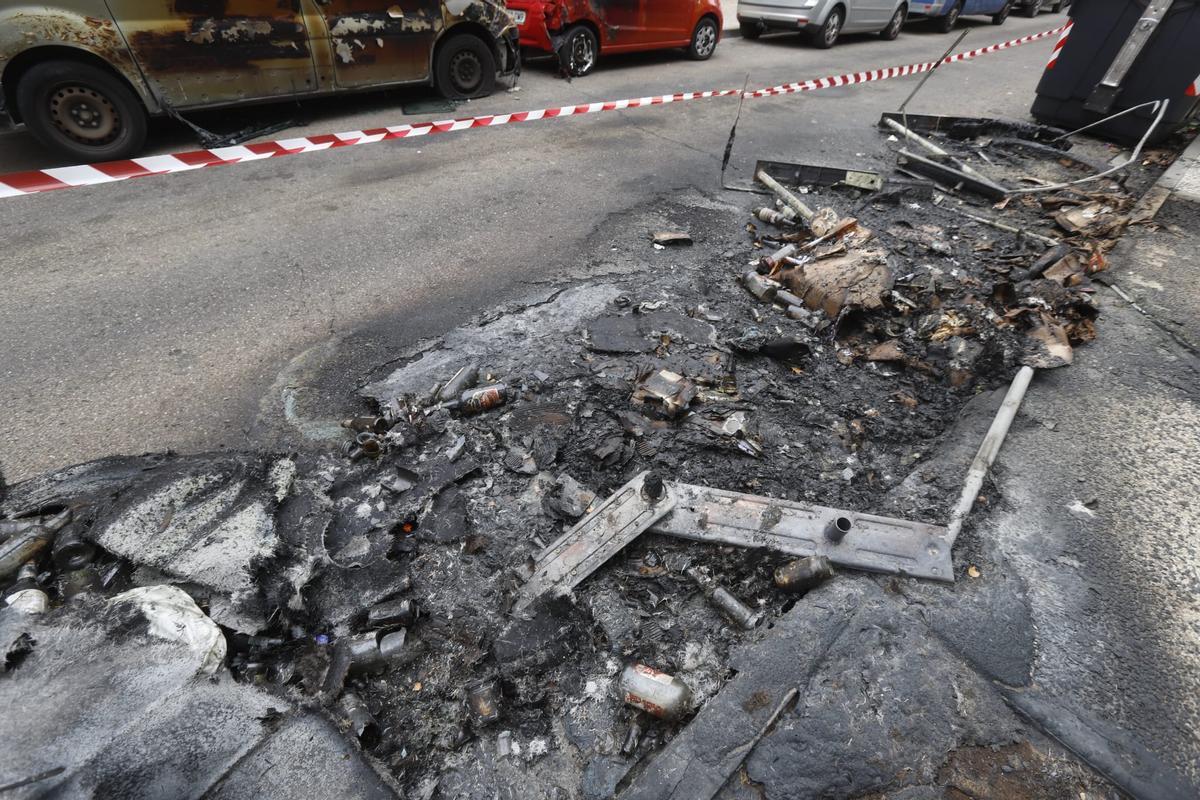 Contenedores quemados en Oliver-Valdefierro