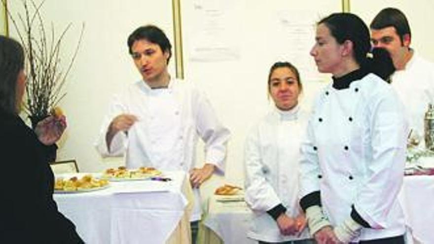 Alumnos de la Escuela de Hostelería de Aller en una degustación.