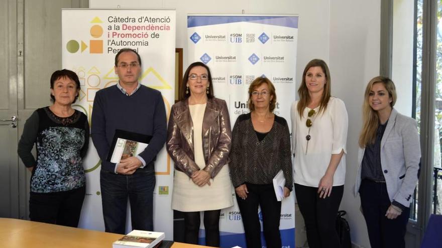 La coordinadora del anuario, Carmen Orte, en el centro, junto a los autores de algunos de los artículos que incluye.