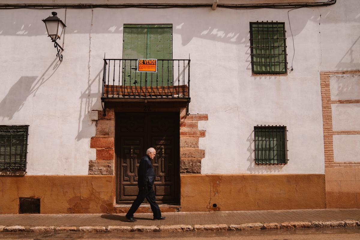 Vista de un cartel de 'Se vende' en una de las viviendas de Villanueva de los Infantes, en Ciudad Real.