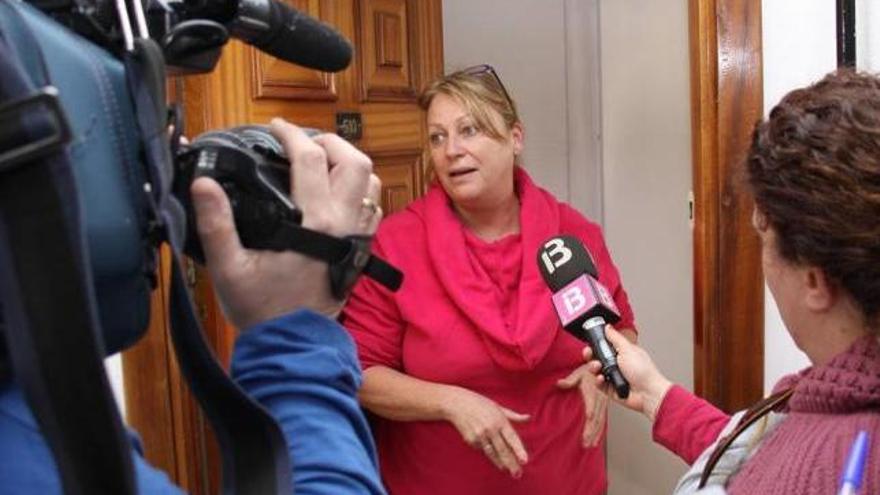 Una vecina que reside en la quinta planta del edificio Siesta, donde ayer hubo el crimen.