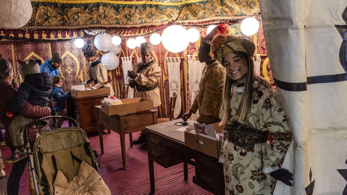 Comitiva del Príncep Assuan des de Casino fins a la plaça Major de Manresa, on recull cartes fins dissabte, inclòs