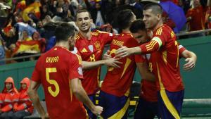 CÓRDOBA, 15/10/2024.- Los jugadores de la selección española celebran tras marcar ante Serbia, durante el partido correspondiente a la fase de grupos de la Liga de Naciones que las selecciones de España y Serbia disputan este martes en el estadio Nuevo Arcángel, en Córdoba. EFE/Julio Muñoz