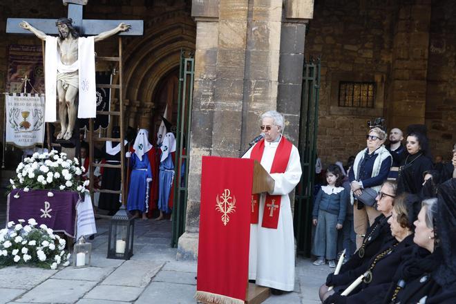EN IMÁGENES: el desenclavo y la procesión del Santo Entierro en Avilés