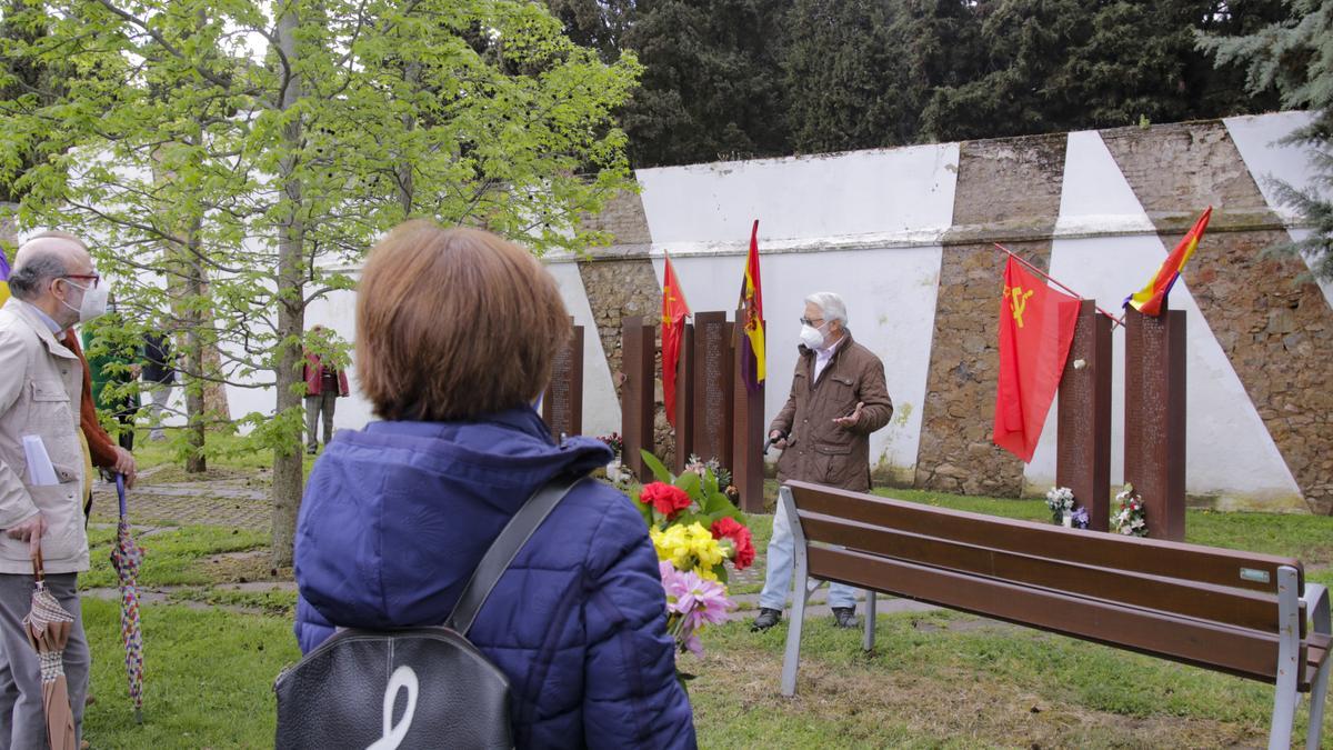 Homenaje en el memorial a las personas represaliadas por sus ideas, ayer en Cáceres.