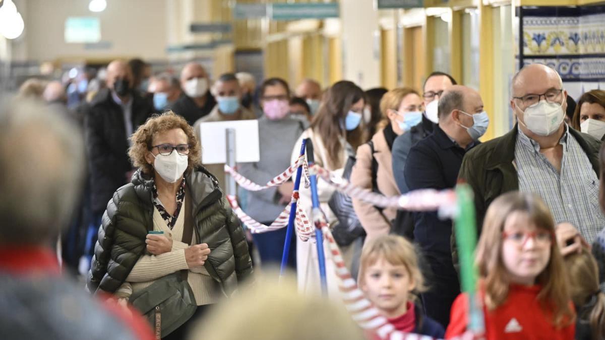 Vídeo | Largas filas en la primera jornada de vacunación de la gripe sin cita en Zaragoza