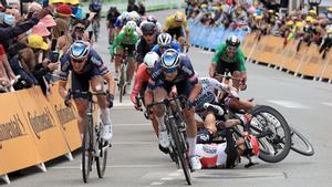 Caleb Ewan (de rojo y negro) y Peter Sagan se van al suelo en el esprint de la tercera etapa del Tour.