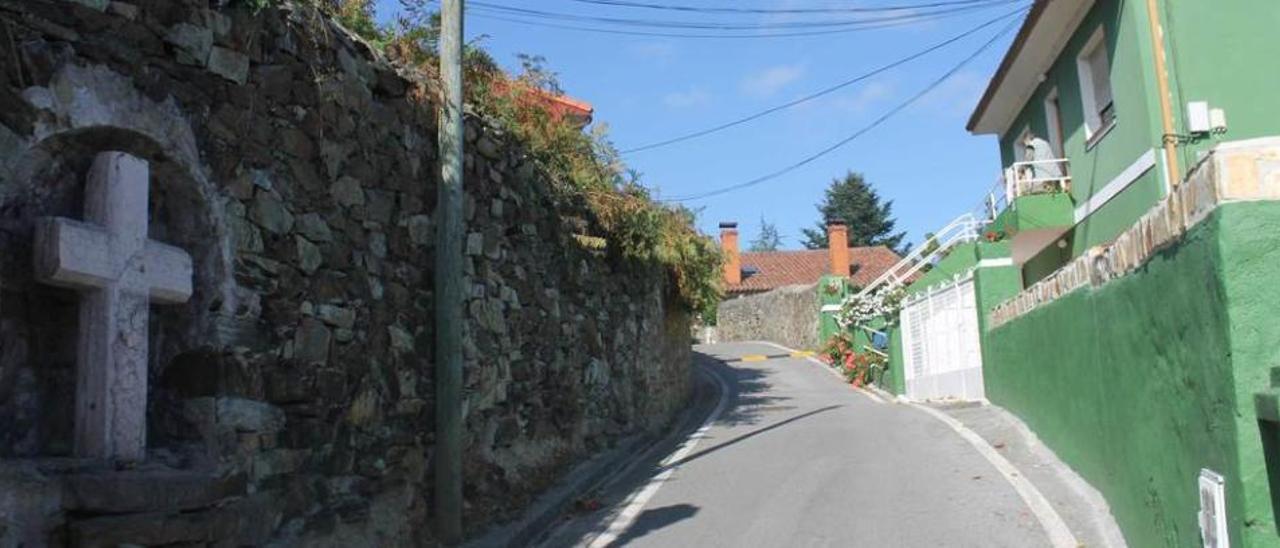 El muro desde donde se caen las culebras a la carretera.