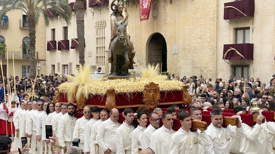 Miles de palmas blancas llenan Elche de tradición en el Domingo de Ramos