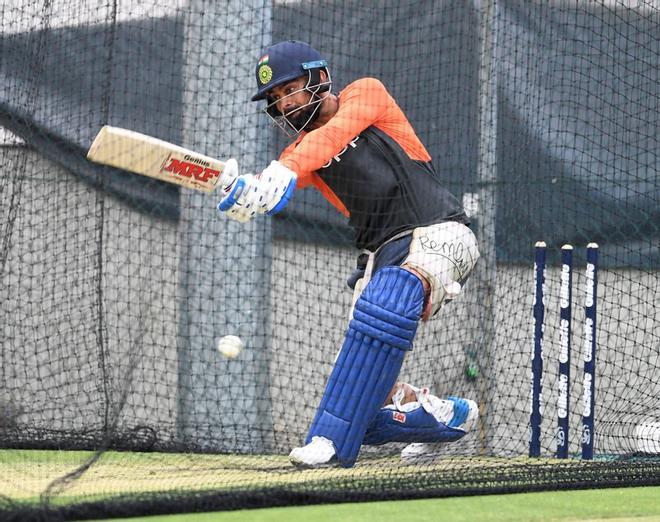 El capitán del equipo de cricket indio Virat Kohli en acción durante una sesión de entrenamiento del equipo de cricket de India antes de los partidos internacionales entre Australia e India, en Gabba en Brisbane, Australia.