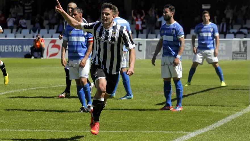 Hevia celebra un gol en su etapa como jugador del FC Cartagena.