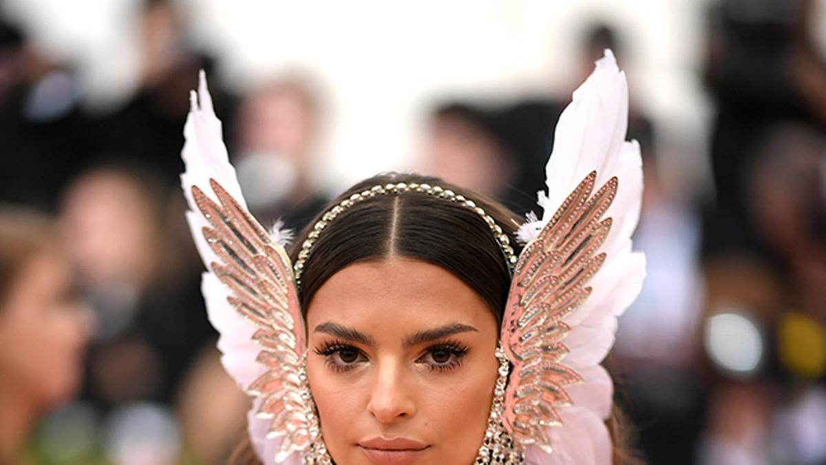 Emily Ratajkowski, con tocado a lo diosa griega y escotazo, en la gala MET 2019