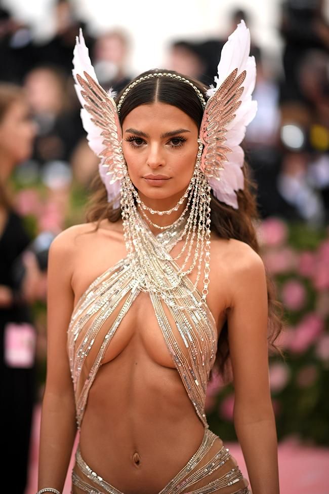 Emily Ratajkowski, con tocado a lo diosa griega y escotazo, en la gala MET 2019