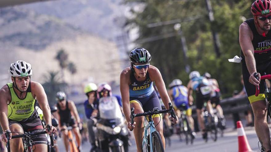 Triatletas en acción en Alicante