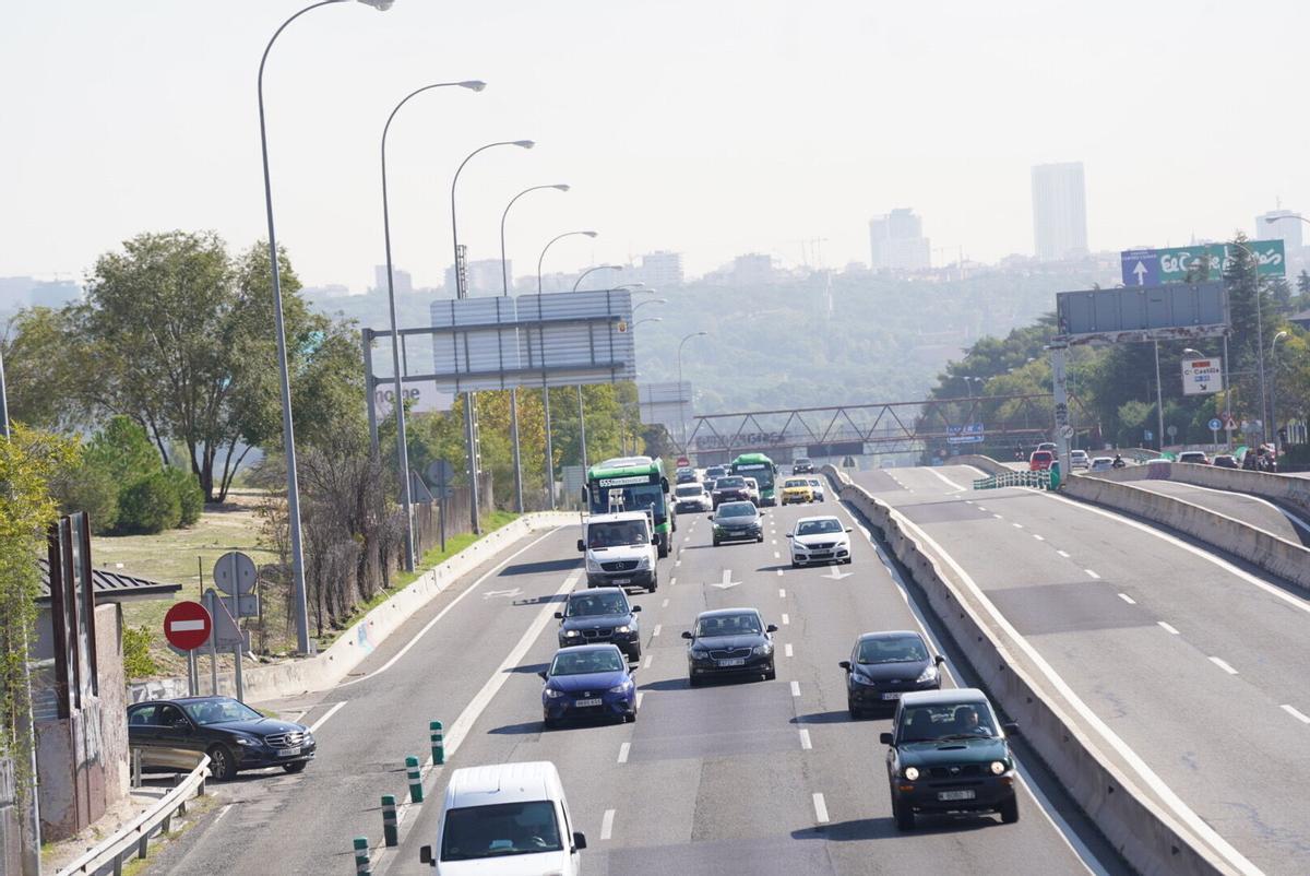 Imagen de la carretera de A Coruña A-6 salida de números coches de Madrid