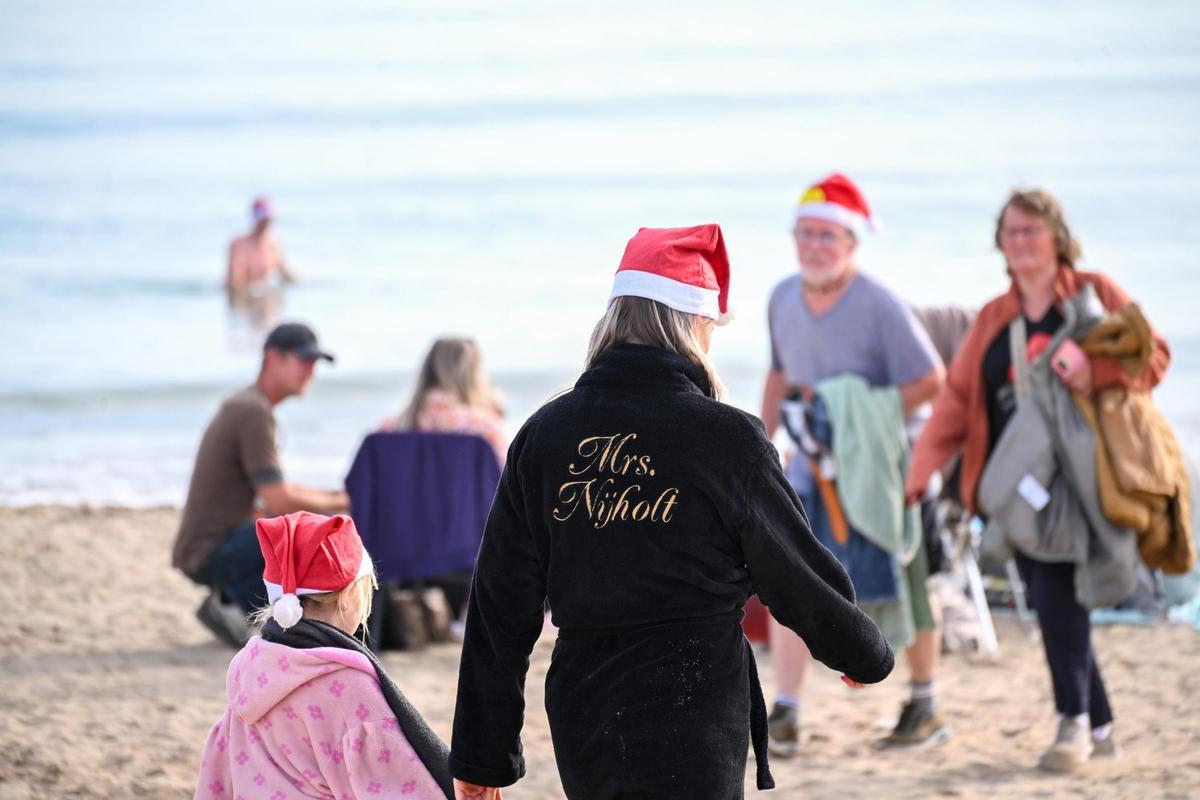Cientos de personas celebran el Año Nuevo en la playa de La Marina disfrutando del buen tiempo