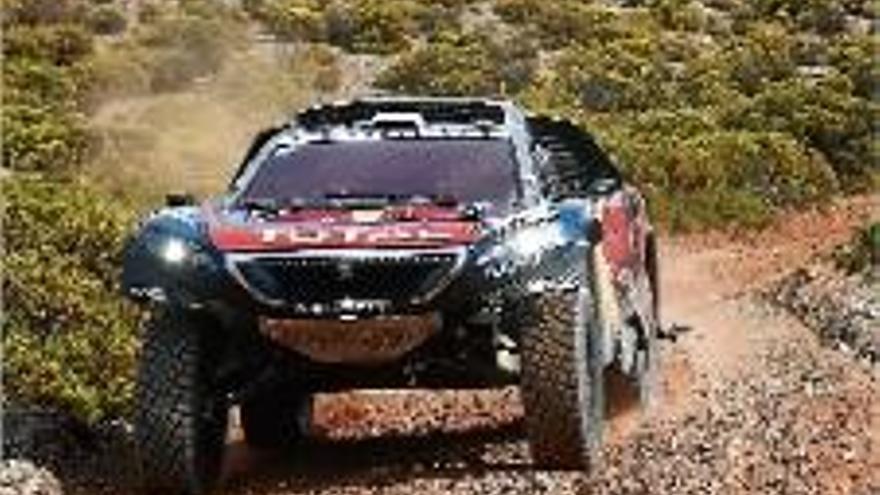 Sebastien Loeb i Peugeot continuen intractables al Dakar