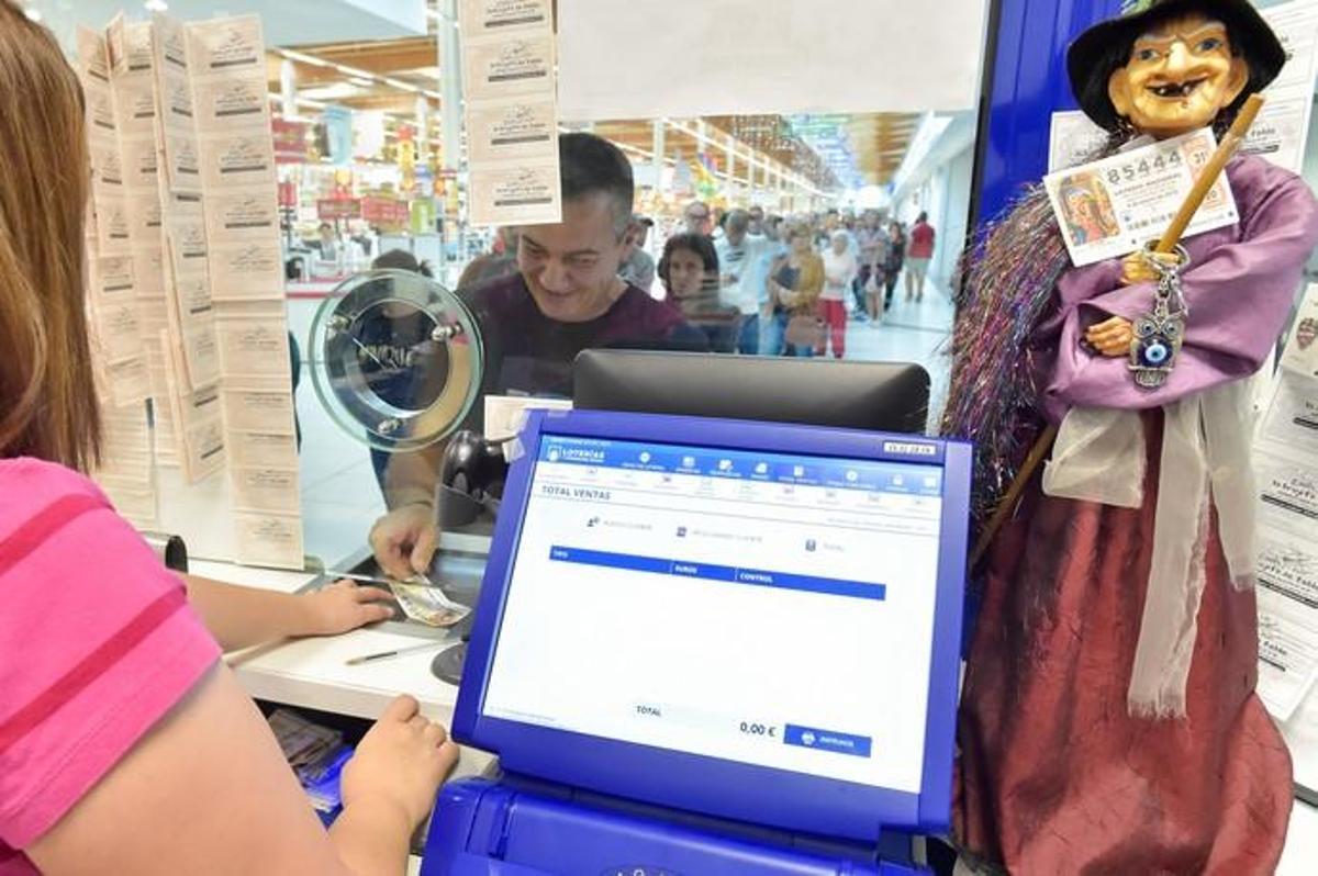 23-12-2018 TELDE. Colas para comprar lotería en la administración La Brujita (CC Alcampo). Fotógrafo: ANDRES CRUZ