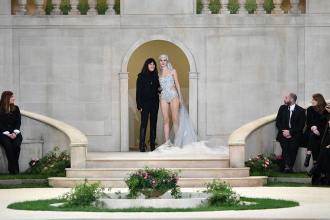 Virginie Viard saluda junto a Vittoria Ceretti al final del desfile de Chanel Haute Couture SS19