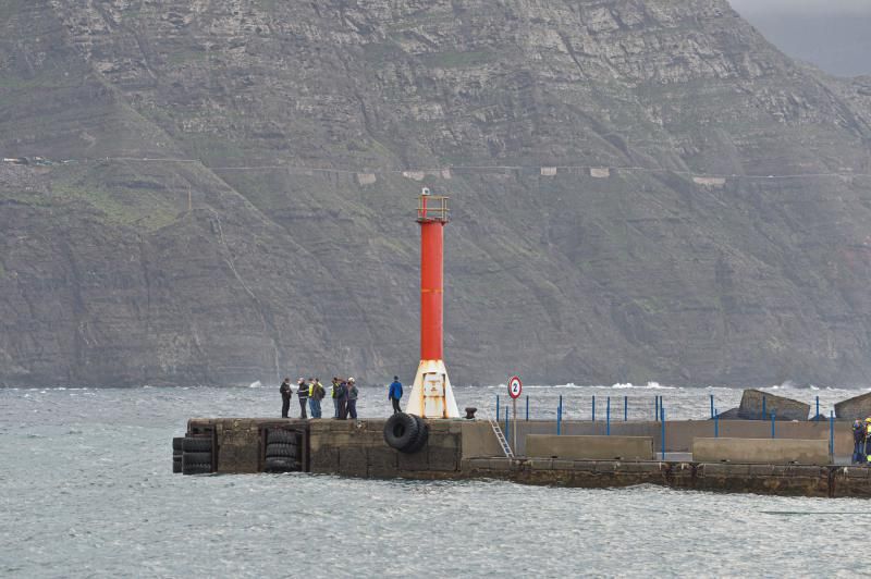 Traslado a puerto de los pasajeros del ferry encallado en Agaete