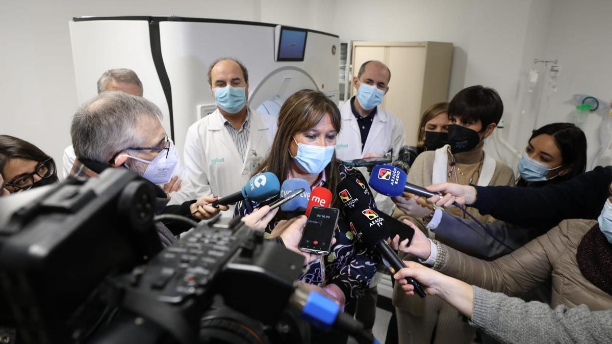 Sira Repollés, esta mañana, atendiendo a los medios en el hospital Clínico.